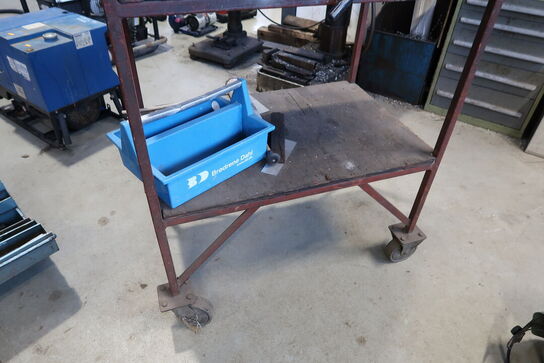 Opbevaringsvogn med indhold