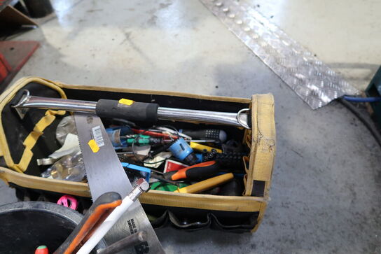 Spand samt værktøjstaske med div. Værktøj