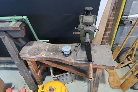 Bænk med specialværktøj