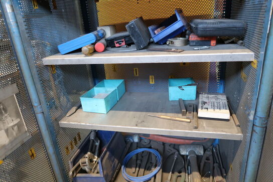 Værktøjsskab med div. Værktøj m.m.