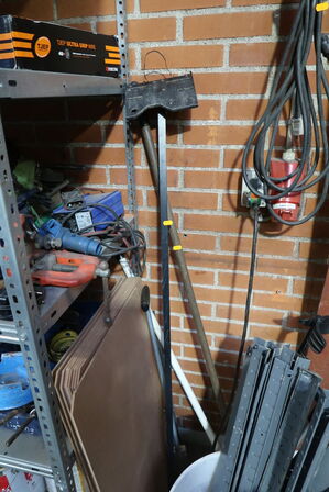 Forlængerledning, gasflaske, stol, div. Varelager m.m.