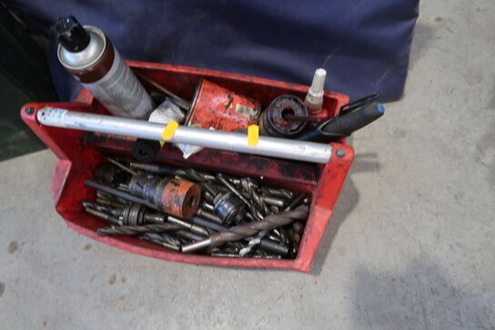 Værktøjstaske med div. Værktøj samt jerrycan