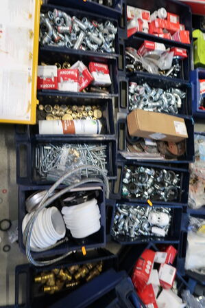 Div. Plastikkasser med varelager og reservedele