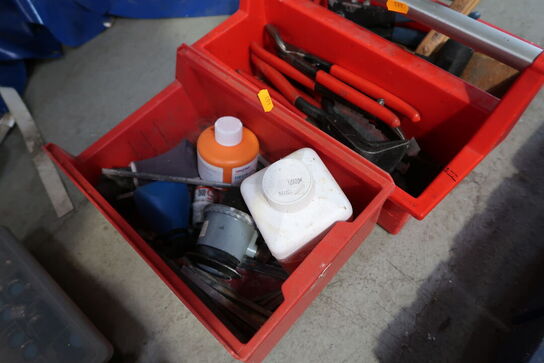 2 stk. plastikkasser med div. Værktøj