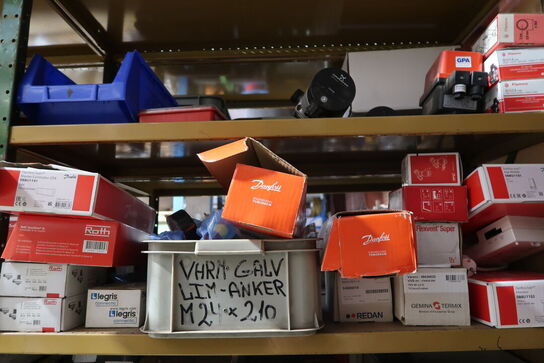 4 fag lagerreoler med div. Varelager og reservedele