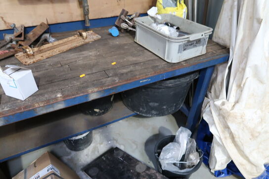 Arbejdsbord med skruestik samt div. værktøj