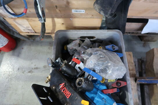 Kasse med div. Reservedele og varelager