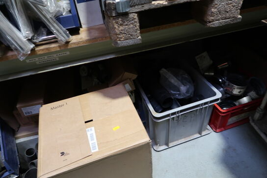 Pallereol med div. Varelager og reservedele