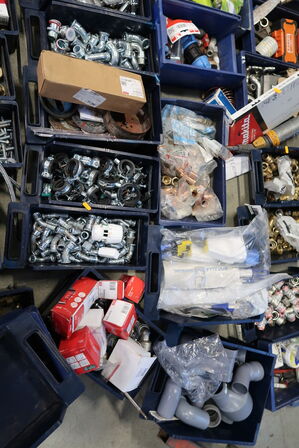 Div. Plastikkasser med varelager og reservedele