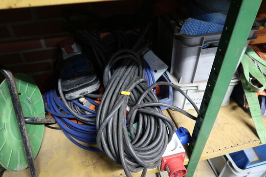 2 stk. kabeltromler samt div. Forlængerledninger