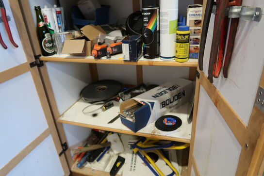 Skab med div. Plejemidler og værktøj m.m.