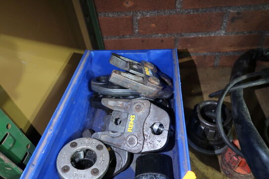 Kasse med div. Pressekæber