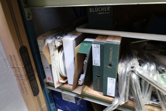 Pallereol med div. Varelager og reservedele