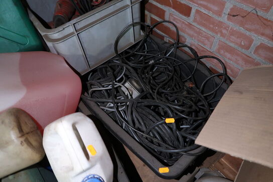 Div. Dunke med indhold samt div. Forlængerledninger