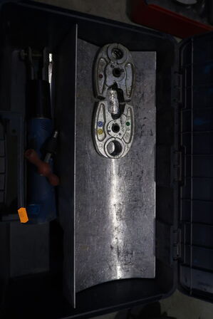 Akku presseværktøj UPONOR Mini 32 med div. Tilbehør