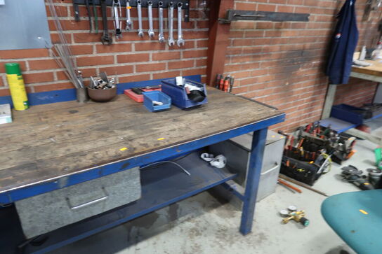 Arbejdsbord med div. Værktøj m.m.