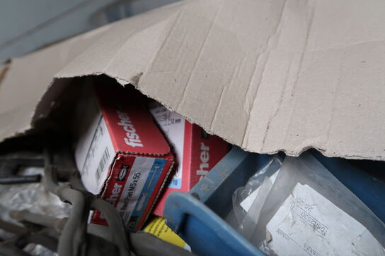 Palle med div. Reservedele og varelager