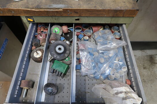 Arbejdsbord med 2 stk. stålskabe med div. Bor m.m.