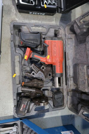 Akku presseværktøj RIDGID RP 330 med 2 stk. batteri og lader samt div. Tilbehør