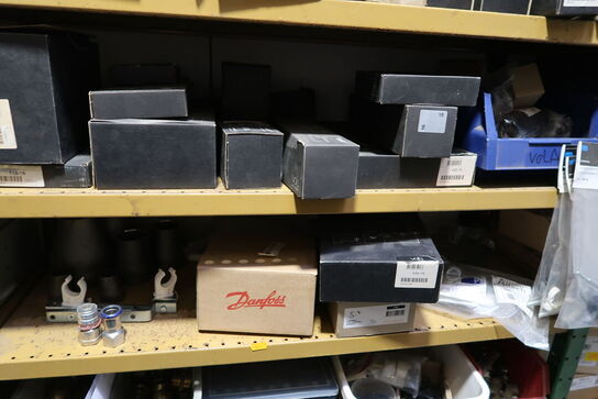 3 fag lagerreoler med div. Varelager og reservedele