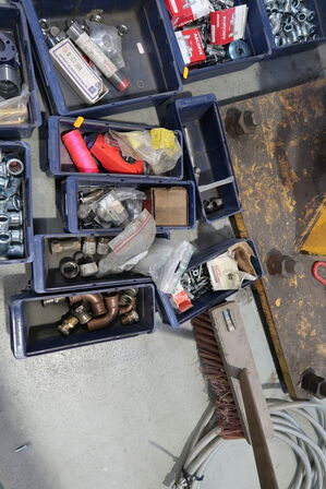 Div. Plastikkasser med varelager og reservedele