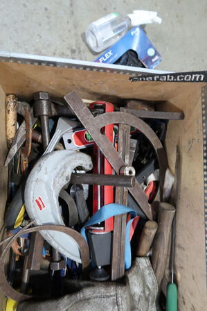 Opbevaringkasse med div. Værktøj m.m.