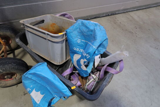 Sækkevogn samt plastikkasse med indhold