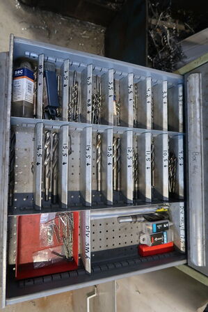 Arbejdsbord med 2 stk. stålskabe med div. Bor m.m.