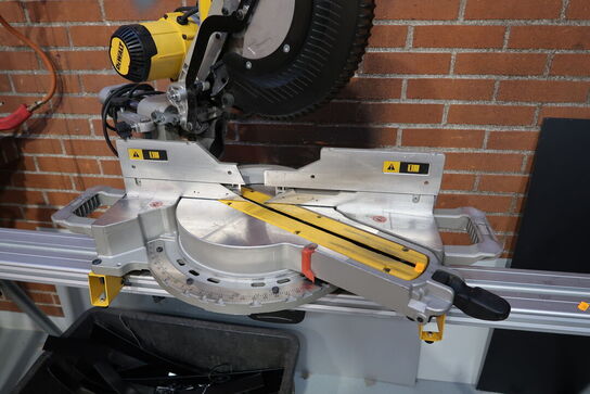 Kap-/geringssav DEWALT DWS780-QS med arbejdsbord