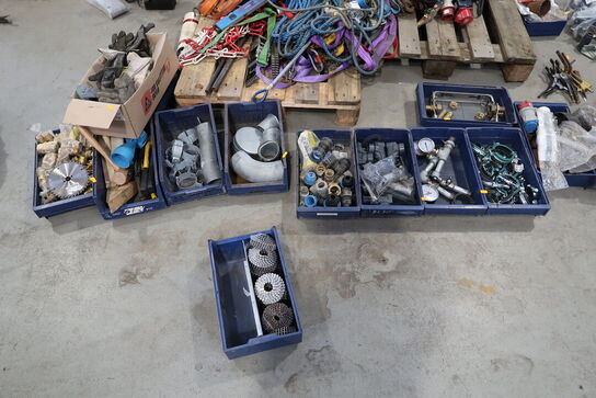 Div. Plastikkasser med værktøj og varelager