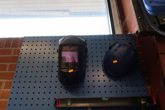 Værktøjstavle med svejsemaske m.m.