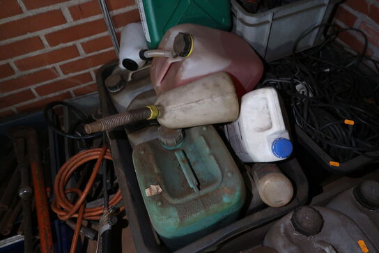 Div. Dunke med indhold samt div. Forlængerledninger