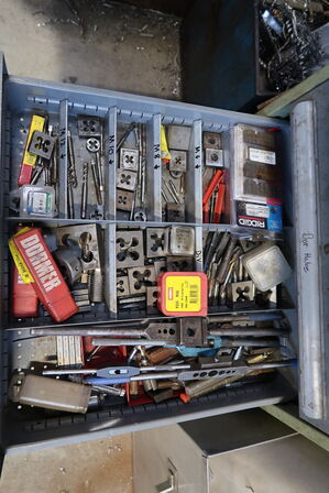 Arbejdsbord med 2 stk. stålskabe med div. Bor m.m.