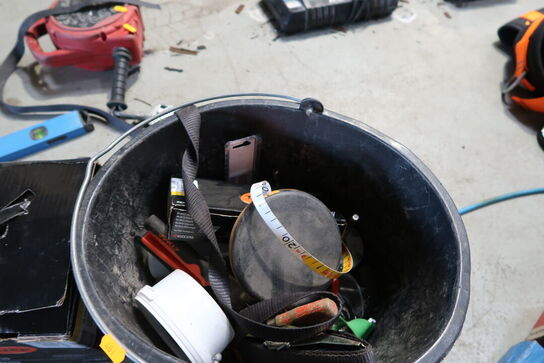 Spand med div. Værktøj m.m.