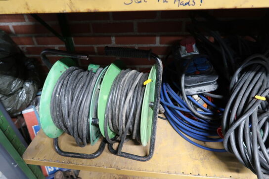 2 stk. kabeltromler samt div. Forlængerledninger