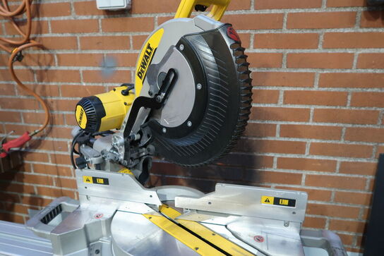 Kap-/geringssav DEWALT DWS780-QS med arbejdsbord