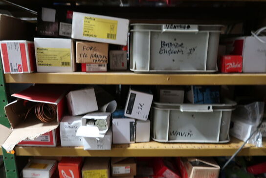 4 fag lagerreoler med div. Varelager og reservedele