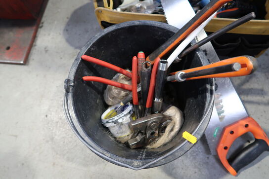 Spand samt værktøjstaske med div. Værktøj