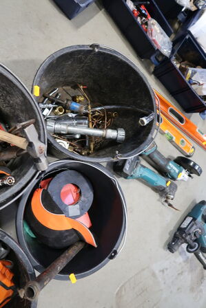 4 stk. spande med div. Værktøj m.m.