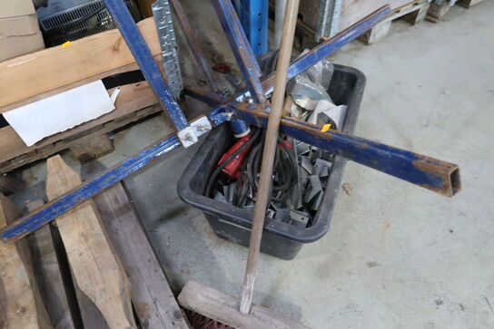 Stativ samt kasse med indhold