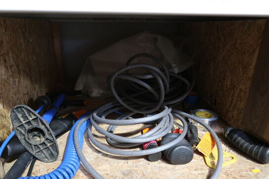 Pallereol med div. Varelager og reservedele