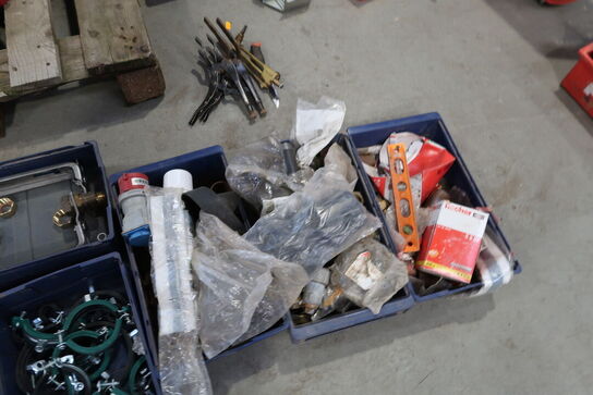 Div. Plastikkasser med værktøj og varelager