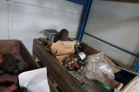 Palle med div. Reservedele og varelager