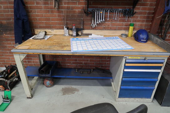 Arbejdsbord med div. Værktøj m.m.
