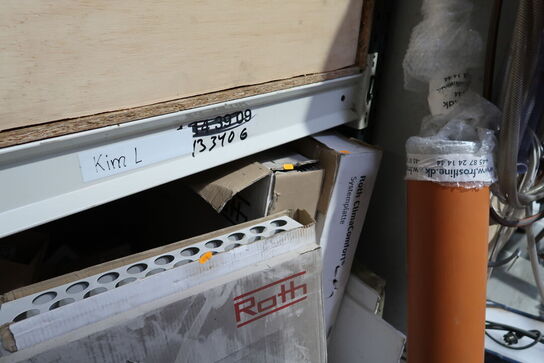 Pallereol med div. Varelager og reservedele