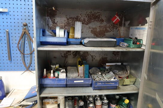Stålskab med div. Værktøj, plejemidler m.m.