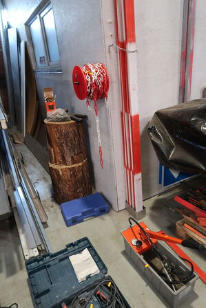 Div. Afskærmningsmateriel samt 2 stk. pakker med nedløbsrør