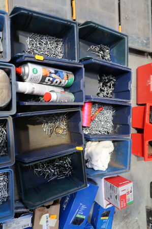 Div. Plastikkasser med varelager og reservedele