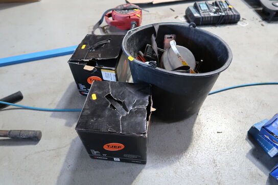 Spand med div. Værktøj m.m.