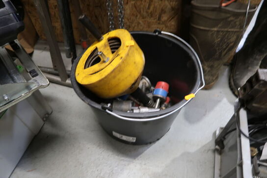 Spand med div. Værktøj m.m.